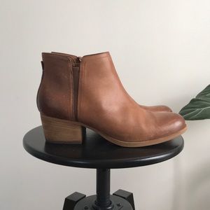 Clarks brown tan leather ankle boots booties SZ 8